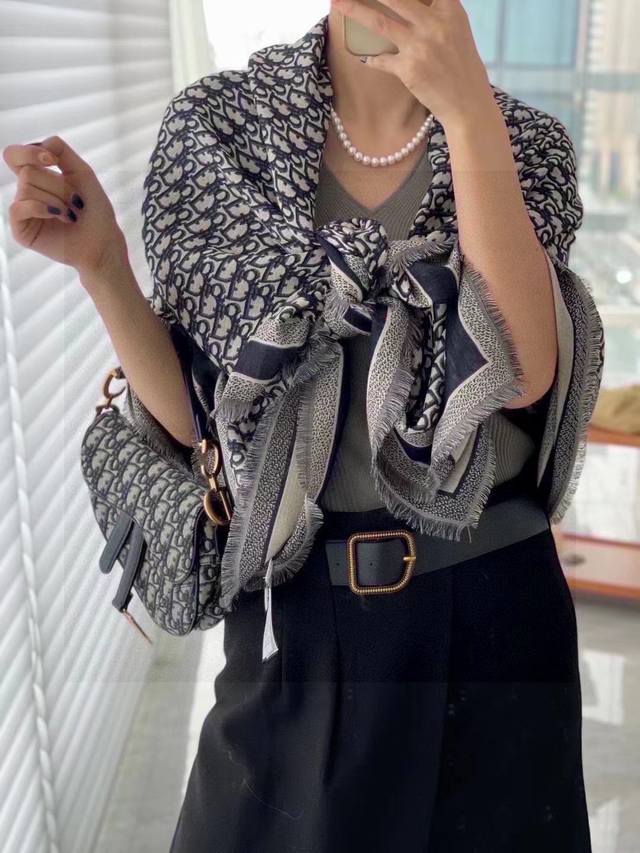 方巾 Dior披肩经典字母搭配丝毛混纺的华美质感 与成衣和配饰系列单品搭配相宜 尺寸 140 X 140Cm 面料 57%羊毛 43%真丝 Dior字母提花织纹